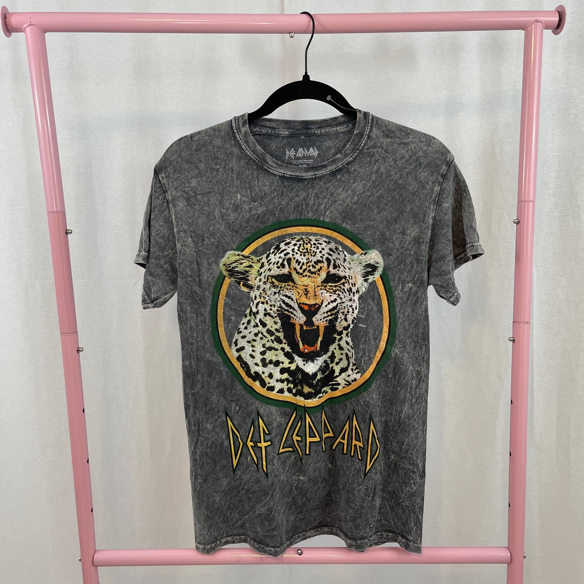 Def Leopard Short Sleeve Graphic Band Tshirt size Small